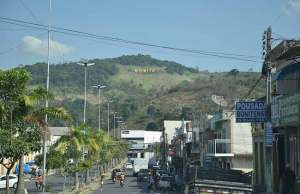 ボニート市街と移住地を隔てる山（サンパウロ新聞提供）